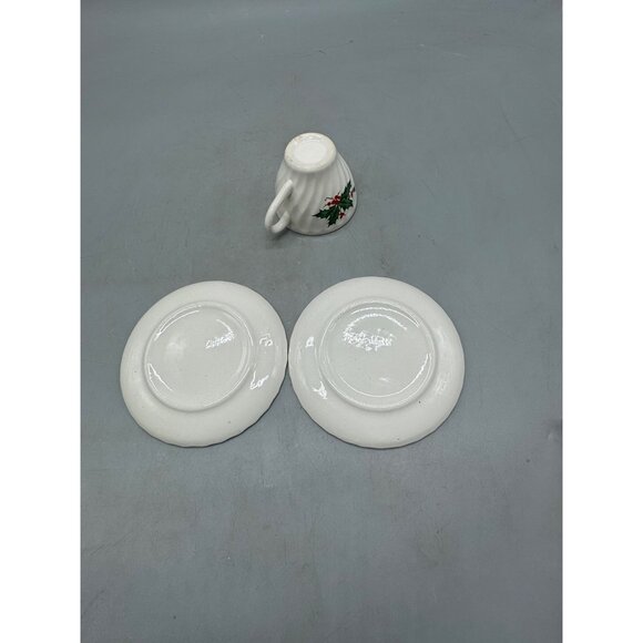 Vintage Christmas Holly berry Cup & 2 Saucer Set - Ceramic Tableware READ - Picture 11 of 12